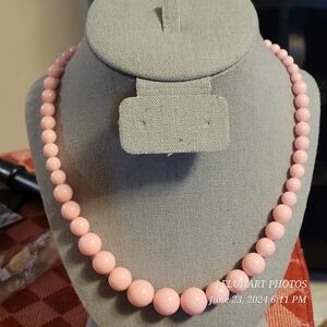 VINTAGE FAUX PINK CORAL GRADUATED NECKLACE.